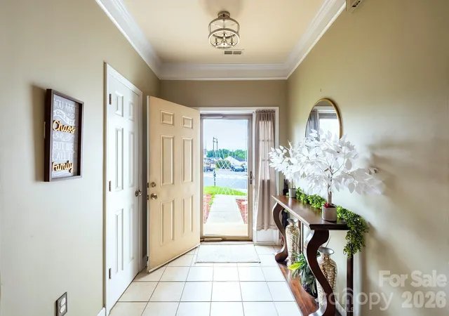 Photo 2 of Single family home for sale at 948 Sundance Dr, Gastonia, NC 28054 | MLS# 4419219 | Listing updated on 2026-10-07