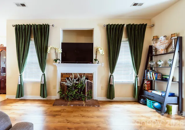 Photo 3 of Single family home for sale at 948 Sundance Dr, Gastonia, NC 28054 | MLS# 4419219 | Listing updated on 2026-10-07