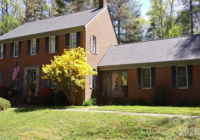Photo 1 of Single family home for sale at 200 Heathcote Rd, Hendersonville, NC 28791 | MLS# 4419306 | Listing updated on 2026-10-30