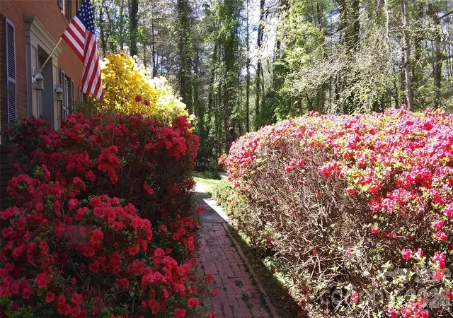 Photo 4 of Single family home for sale at 200 Heathcote Rd, Hendersonville, NC 28791 | MLS# 4419306 | Listing updated on 2026-10-30