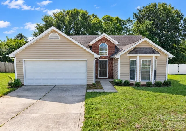 Photo 1 of Single family home for sale at 12704 Cumberland Crst Dr, Huntersville, NC 28078 | MLS# 4419361 | Listing updated on 2026-09-28