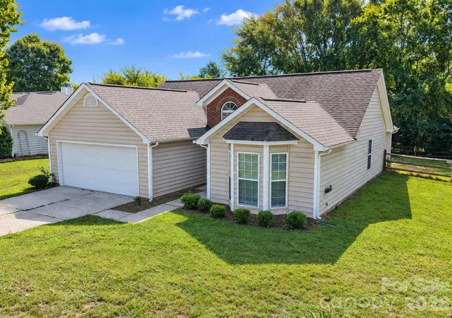 Photo 2 of Single family home for sale at 12704 Cumberland Crst Dr, Huntersville, NC 28078 | MLS# 4419361 | Listing updated on 2026-09-28