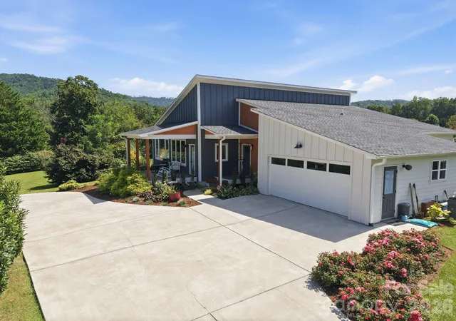 Photo 2 of Sale Pending at 112 Upper Grove Ln, Weaverville, NC 28787 | MLS# 4419370 | Listing updated on 2026-09-14