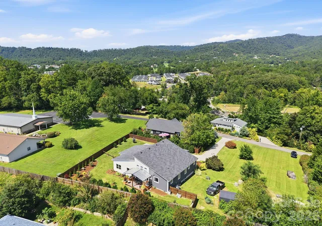 Photo 3 of Sale Pending at 112 Upper Grove Ln, Weaverville, NC 28787 | MLS# 4419370 | Listing updated on 2026-09-14