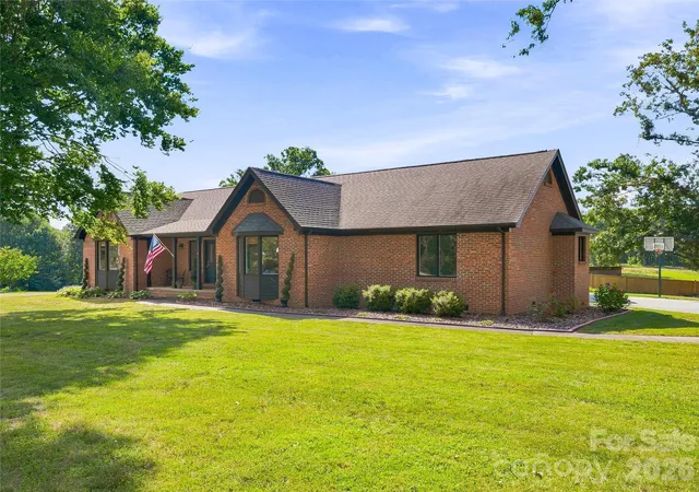 Photo 1 of Single family home for sale at 41 Forest Knoll Dr, Weaverville, NC 28787 | MLS# 4419379 | Listing updated on 2026-09-15