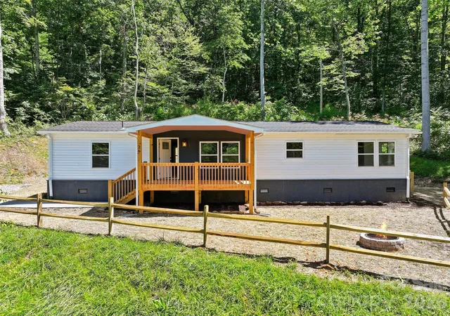 Photo 2 of Single family home for sale at 26 Lancelot Loop, Canton, NC 28716 | MLS# 4419409 | Listing updated on 2026-09-02