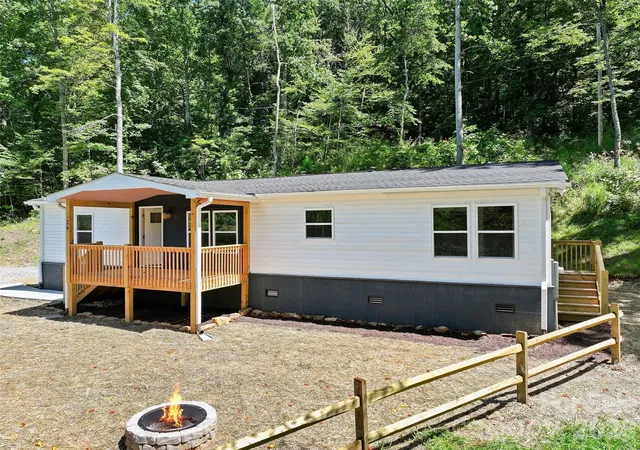 Photo 2 of Single family home for sale at 26 Lancelot Loop, Canton, NC 28716 | MLS# 4419409 | Listing updated on 2026-09-20