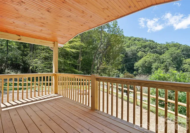 Photo 4 of Single family home for sale at 26 Lancelot Loop, Canton, NC 28716 | MLS# 4419409 | Listing updated on 2026-09-20
