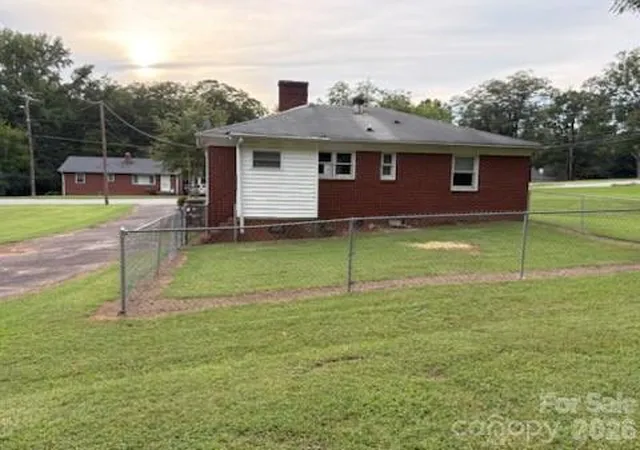 Photo 4 of Single family home for sale at 316 E Statesville Ave, Mooresville, NC 28115 | MLS# 4419476 | Listing updated on 2026-09-12