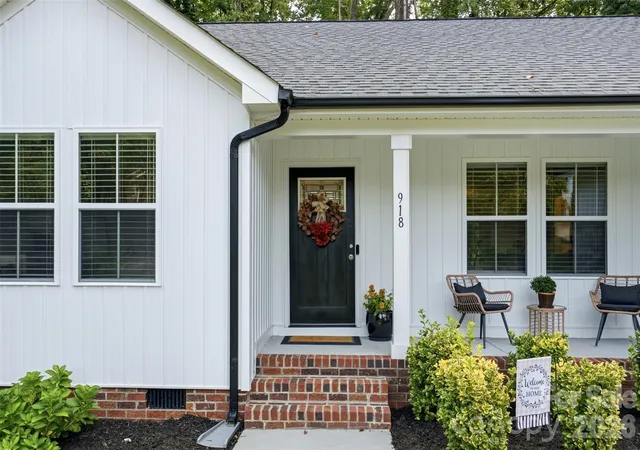 Photo 3 of Single family home for sale at 918 Brookwood Ct, Statesville, NC 28677 | MLS# 4419501 | Listing updated on 2026-10-03