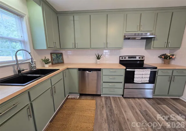 Photo 4 of Single family home for sale at 118 Oakwood Ave, Salisbury, NC 28146 | MLS# 4419573 | Listing updated on 2026-09-03