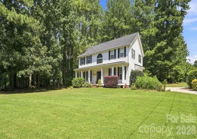 Photo 1 of Single family home for sale at 3686 Lake Bluff Dr, Sherrills Ford, NC 28673 | MLS# 4419580 | Listing updated on 2026-09-12