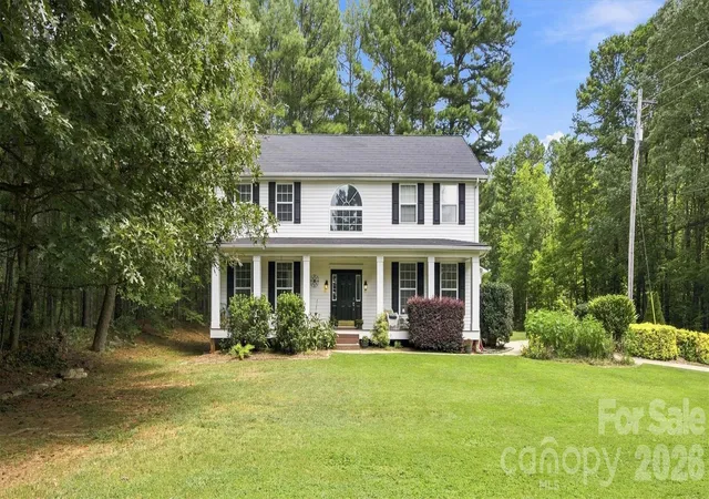 Photo 2 of Single family home for sale at 3686 Lake Bluff Dr, Sherrills Ford, NC 28673 | MLS# 4419580 | Listing updated on 2026-09-12