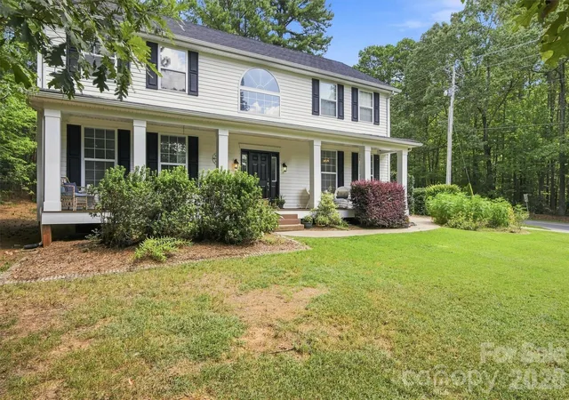 Photo 2 of Single family home for sale at 3686 Lake Bluff Dr, Sherrills Ford, NC 28673 | MLS# 4419580 | Listing updated on 2026-09-12