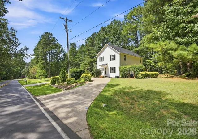 Photo 3 of Single family home for sale at 3686 Lake Bluff Dr, Sherrills Ford, NC 28673 | MLS# 4419580 | Listing updated on 2026-09-12