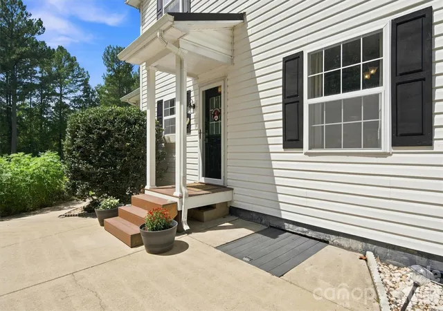 Photo 4 of Single family home for sale at 3686 Lake Bluff Dr, Sherrills Ford, NC 28673 | MLS# 4419580 | Listing updated on 2026-09-12
