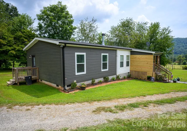 Photo 2 of Single family home for sale at 324 Plemmons Pl, Marion, NC 28752 | MLS# 4419636 | Listing updated on 2026-08-30