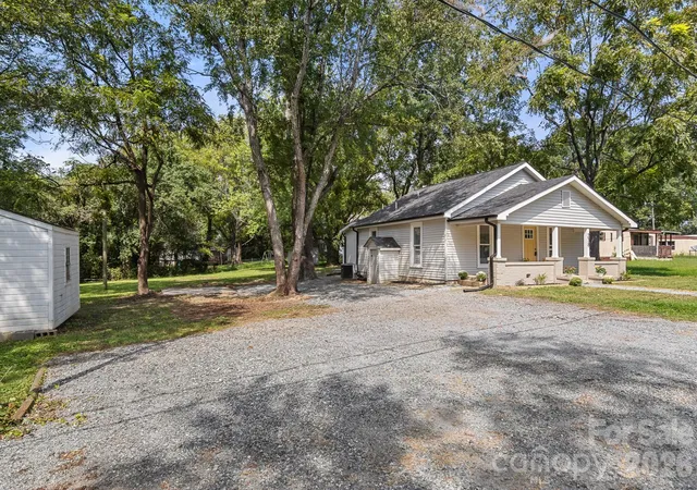 Photo 3 of Sale Pending at 238 37Th St Sw, Hickory, NC 28602 | MLS# 4419637 | Listing updated on 2026-09-11