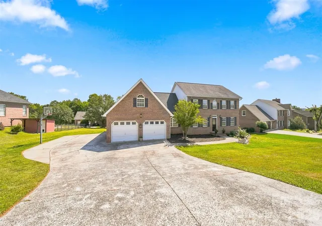 Photo 2 of Single family home for sale at 4948 Betty Dr Ne, Hickory, NC 28601 | MLS# 4419644 | Listing updated on 2026-09-05
