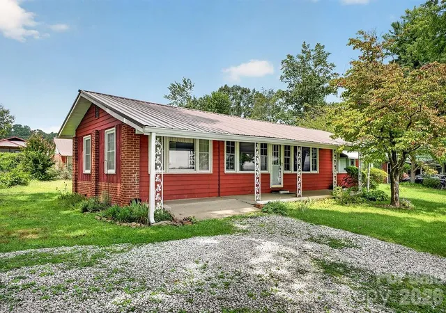 Photo 3 of Single family home for sale at 2409 Lucas St, Hendersonville, NC 28791 | MLS# 4419665 | Listing updated on 2026-10-11