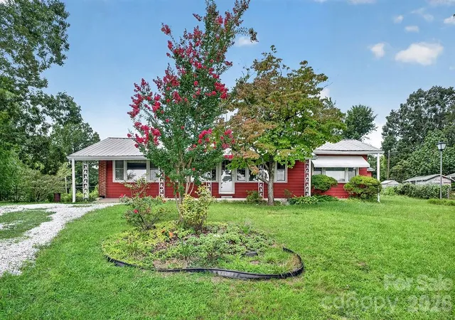 Photo 4 of Single family home for sale at 2409 Lucas St, Hendersonville, NC 28791 | MLS# 4419665 | Listing updated on 2026-10-11