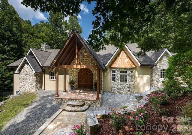 Photo 2 of Single family home for sale at 3999 Laurel Park Hwy, Hendersonville, NC 28739 | MLS# 4419689 | Listing updated on 2026-09-22