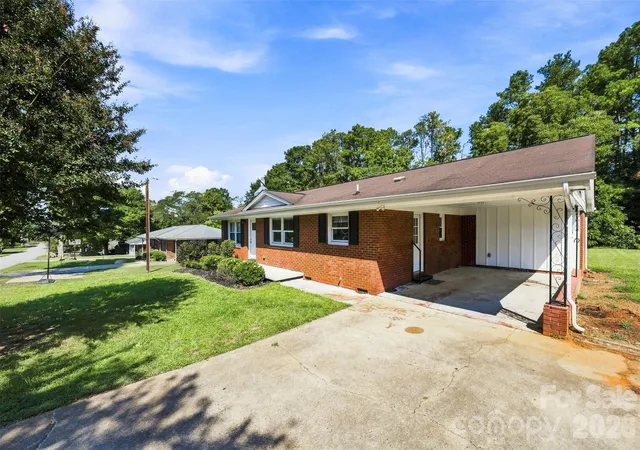 Photo 2 of Single family home for sale at 210 College Ave, Shelby, NC | MLS# 4419722 | Listing updated on 2026-10-09