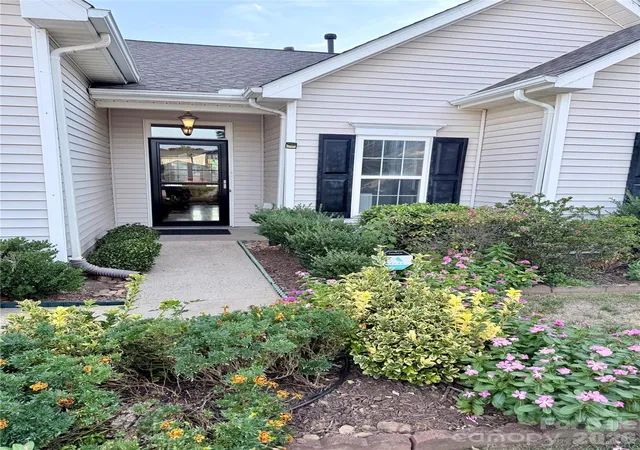 Photo 3 of Single family home for sale at 10323 Green Hedge Ave, Charlotte, NC 28269 | MLS# 4419827 | Listing updated on 2026-10-23