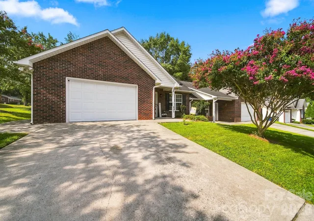 Photo 3 of Townhouse for sale at 803 Whetstone Pl Sw, Conover, NC 28613 | MLS# 4419841 | Listing updated on 2026-10-21