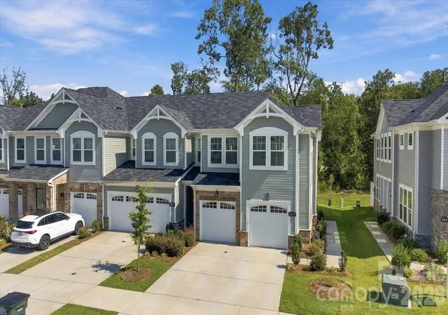 Photo 4 of Townhouse for sale at 8036 Overmeadow Ln, Charlotte, NC 28269 | MLS# 4419889 | Listing updated on 2026-10-07