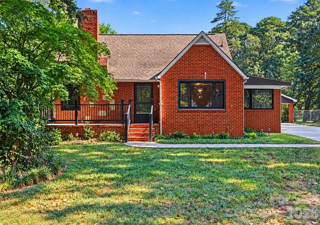 Photo 1 of Single family home for sale at 5528 Oak Dr, Charlotte, NC 28216 | MLS# 4419898 | Listing updated on 2026-09-23