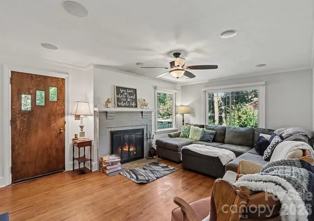Photo 2 of Single family home for sale at 5528 Oak Dr, Charlotte, NC 28216 | MLS# 4419898 | Listing updated on 2026-09-23