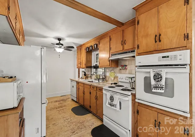 Photo 3 of Single family home for sale at 5528 Oak Dr, Charlotte, NC 28216 | MLS# 4419898 | Listing updated on 2026-09-23