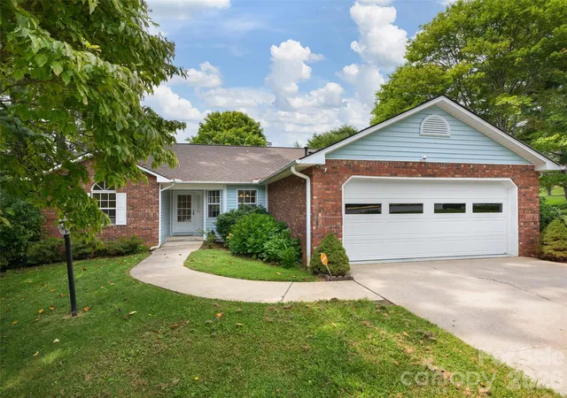 Photo 1 of Single family home for sale at 5 St Andrews Dr, Etowah, NC 28729 | MLS# 4419907 | Listing updated on 2026-09-28