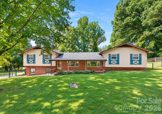 Photo 1 of Single family home for sale at 2 Independence Blvd, Asheville, NC 28805 | MLS# 4419918 | Listing updated on 2026-09-29