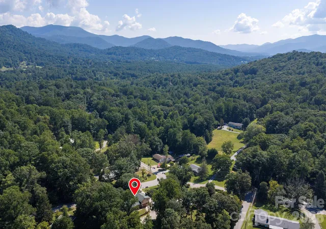 Photo 4 of Single family home for sale at 2 Independence Blvd, Asheville, NC 28805 | MLS# 4419918 | Listing updated on 2026-10-08