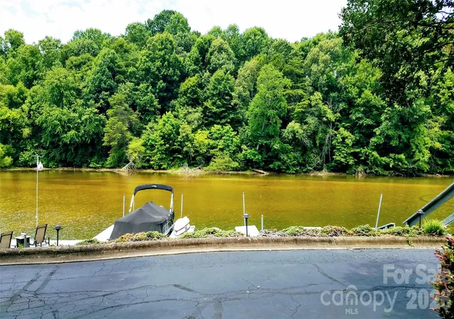 Listing Photo 2 - Condo for sale in building located at 2200 6Th St Nw, Hickory, NC 28601 - Unit #3B