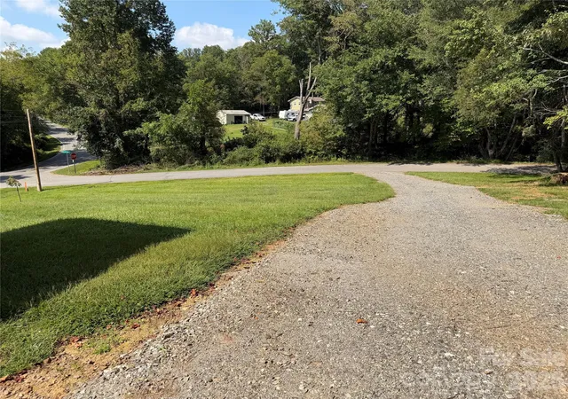 Photo 3 of Single family home for sale at 1124 Mcdonald Rd, Hayesville, NC 28904 | MLS# 4419921 | Listing updated on 2026-09-20