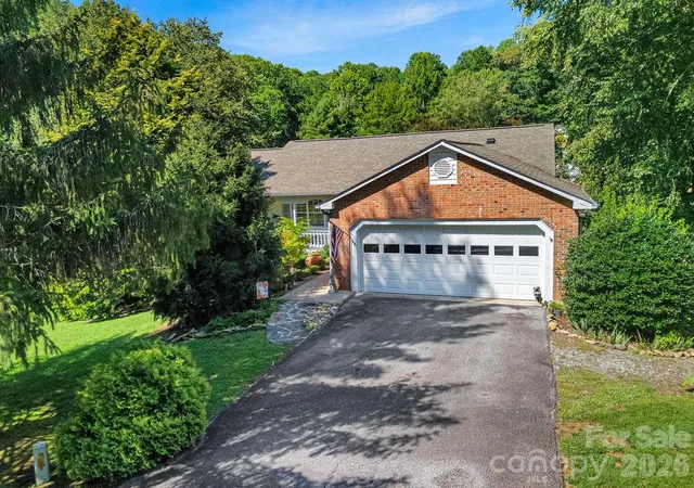 Photo 3 of Single family home for sale at 20 Mallard Ct, Brevard, NC 28712 | MLS# 4419933 | Listing updated on 2026-09-02