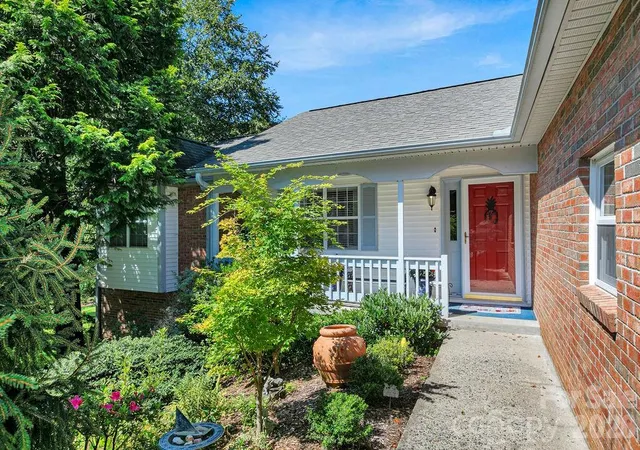 Photo 4 of Single family home for sale at 20 Mallard Ct, Brevard, NC 28712 | MLS# 4419933 | Listing updated on 2026-09-02