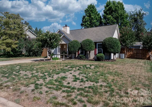 Photo 2 of Single family home for sale at 16522 Glenfurness Dr, Huntersville, NC 28078 | MLS# 4419979 | Listing updated on 2026-09-24
