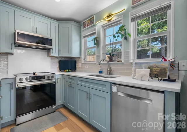 Photo 3 of Single family home for sale at 16522 Glenfurness Dr, Huntersville, NC 28078 | MLS# 4419979 | Listing updated on 2026-09-24