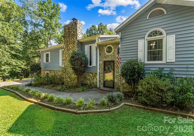 Photo 2 of Single family home for sale at 5468 Valley Run St, Hickory, NC 28601 | MLS# 4420015 | Listing updated on 2026-09-19