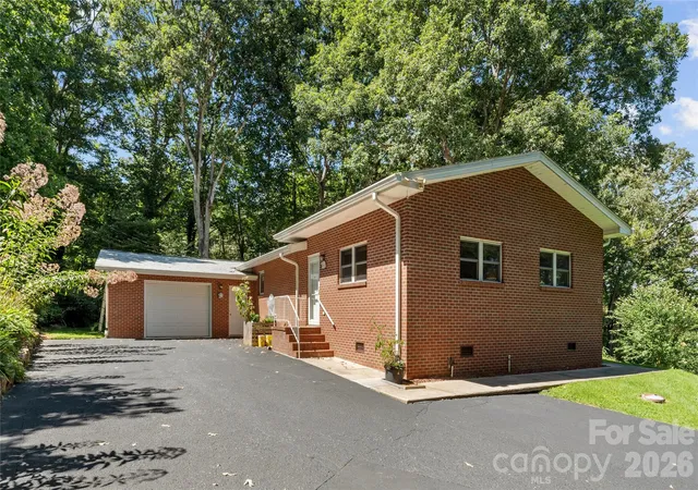Photo 4 of Single family home for sale at 106 Holly Ln, Brevard, NC 28712 | MLS# 4420043 | Listing updated on 2026-09-01