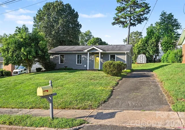Photo 2 of Single family home for sale at 812 Capps Hl Mine Rd, Charlotte, NC 28216 | MLS# 4420092 | Listing updated on 2026-09-23