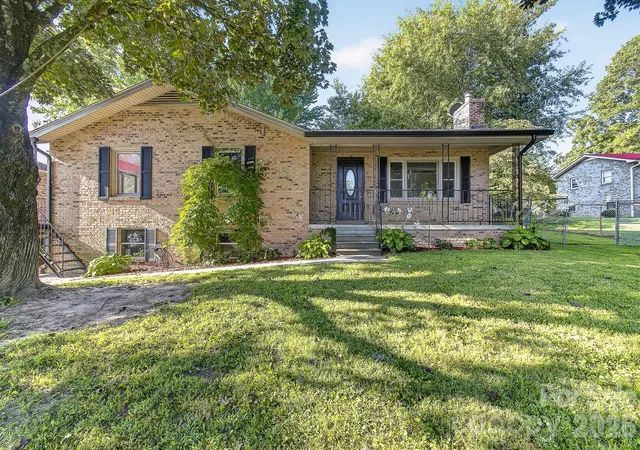 Photo 1 of Single family home for sale at 1371 Jackson Loop Rd, Flat Rock, NC 28731 | MLS# 4420119 | Listing updated on 2026-09-05
