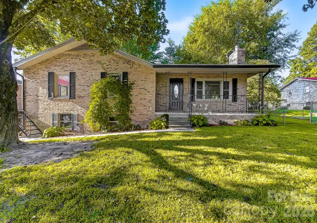 Photo 1 of Single family home for sale at 1371 Jackson Loop Rd, Flat Rock, NC 28731 | MLS# 4420119 | Listing updated on 2026-10-08