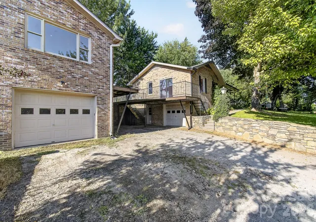 Photo 3 of Single family home for sale at 1371 Jackson Loop Rd, Flat Rock, NC 28731 | MLS# 4420119 | Listing updated on 2026-09-05