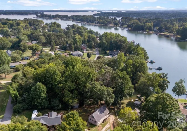 Photo 2 of Single family home for sale at 131 Baywatch Dr, Mooresville, NC 28117 | MLS# 4420132 | Listing updated on 2026-09-30