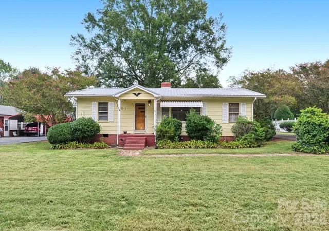 Photo 1 of Single family home for sale at 100 Dallas St, Huntersville, NC 28078 | MLS# 4420147 | Listing updated on 2026-09-23